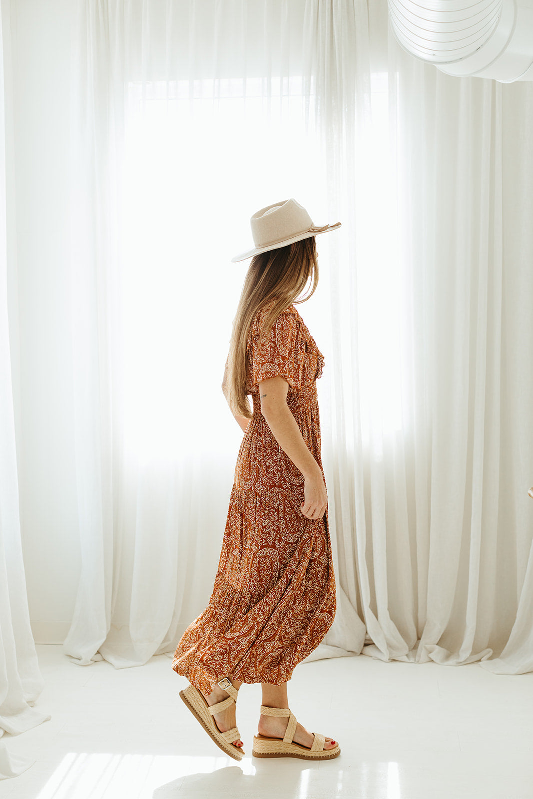 rust_ivory_paisley_short_sleeve_maxi_dress