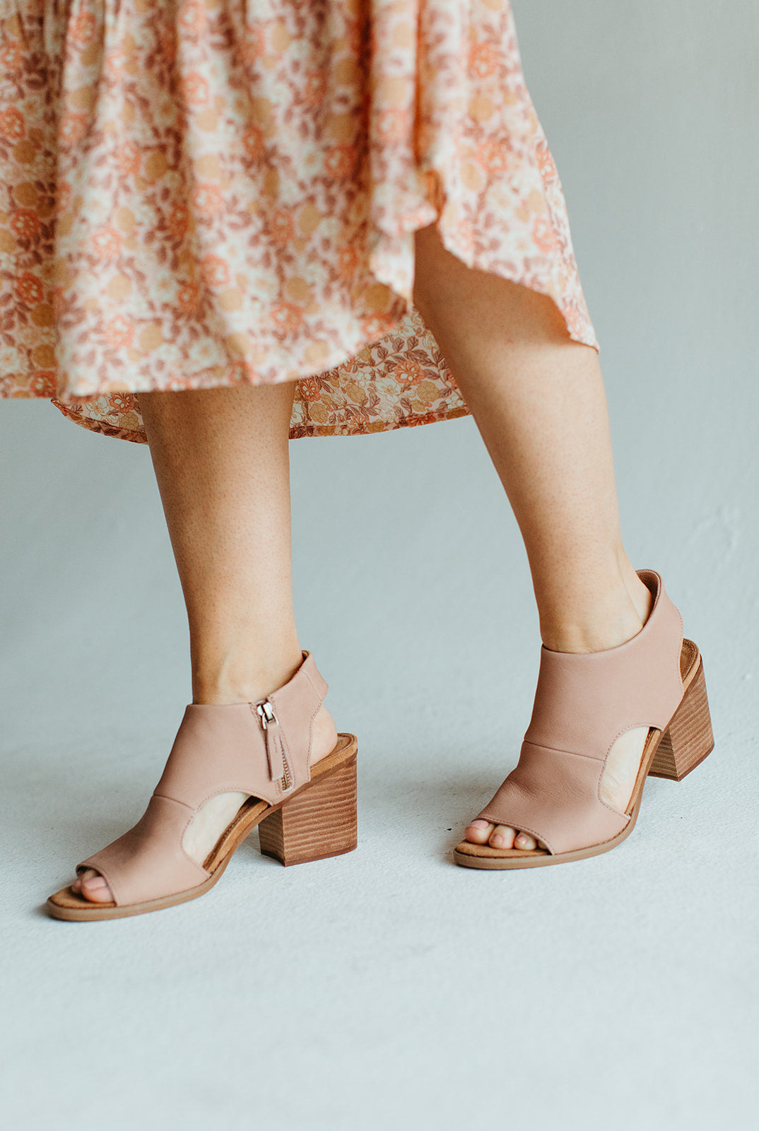 brown_leather_block_heel_toms_sandal